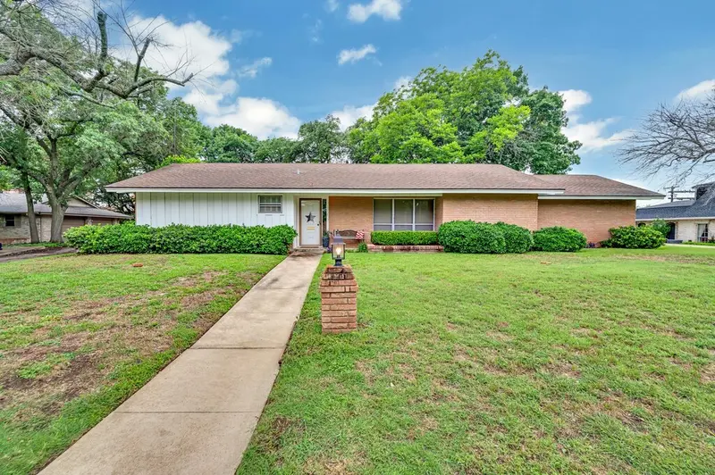 2832 Wooded Acres Drive, Waco