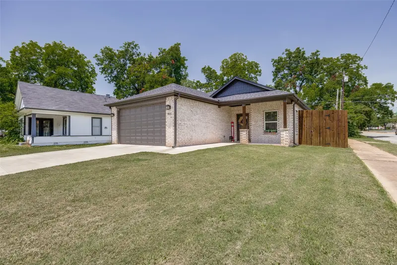 901 W Owing Street, Denison