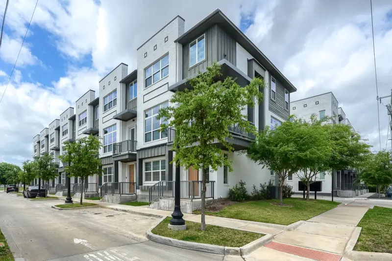 13325 Bee Street, Farmers Branch
