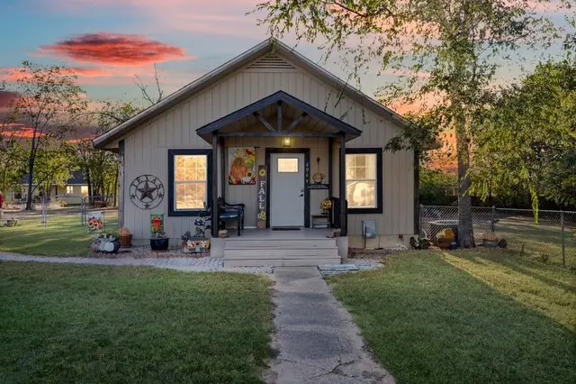 406 S LLano Street, Whitney