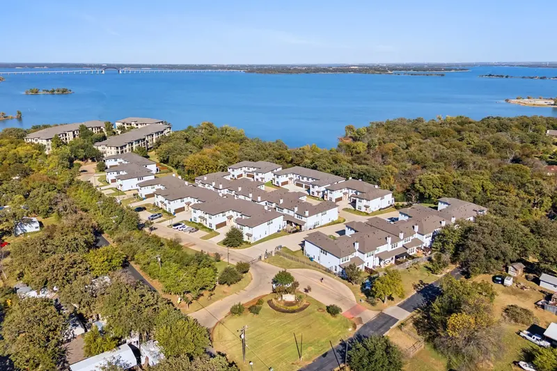 452 Waters Edge Drive, Hickory Creek
