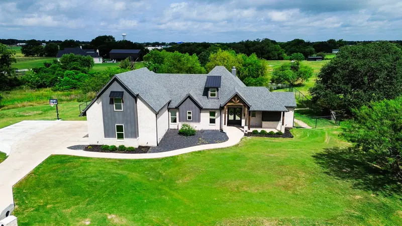 401 Spring Valley Road, Weatherford