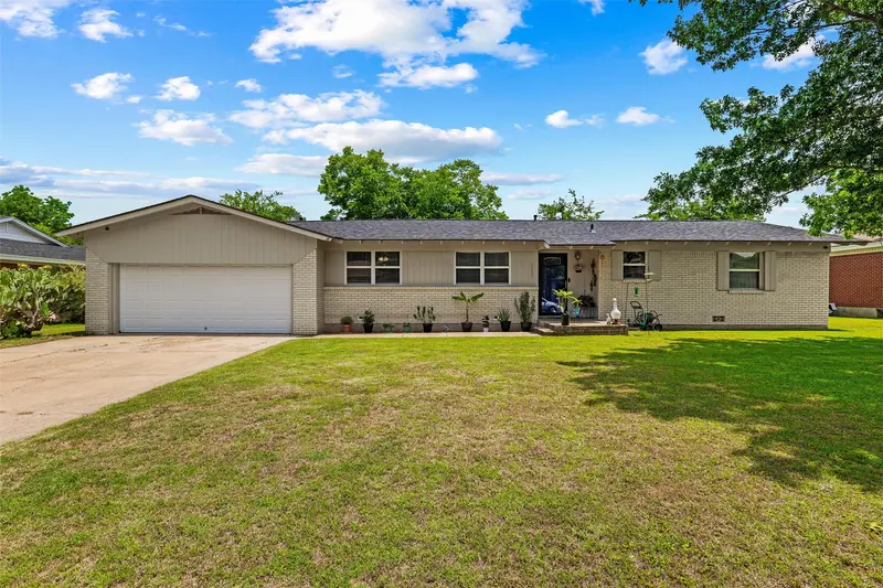 1213 Park Center Street, Benbrook
