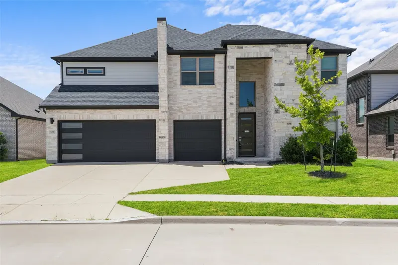 302 Coyote Creek Drive, Lavon