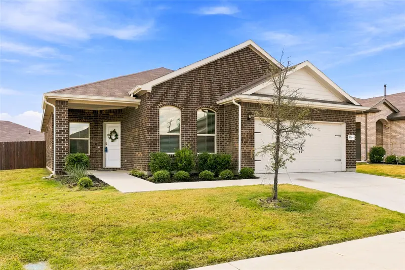 5201 Petal Meadows Drive, Fort Worth