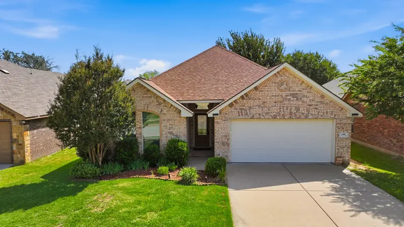 1408 Lauren Lane, Granbury