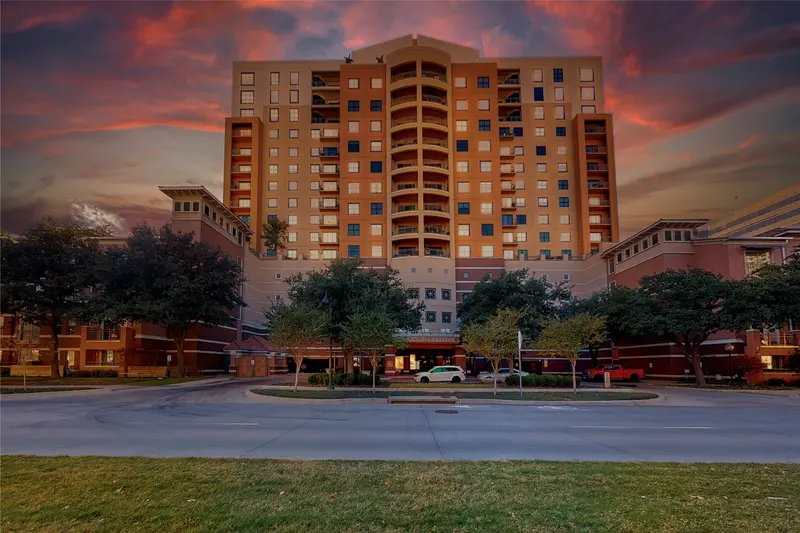 330 Las Colinas Boulevard E, Irving
