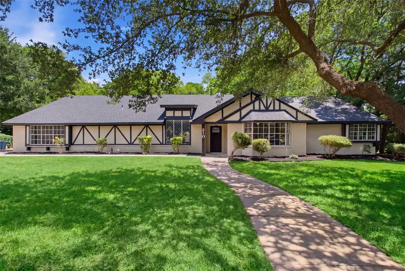 210 Squirebrook Drive, DeSoto
