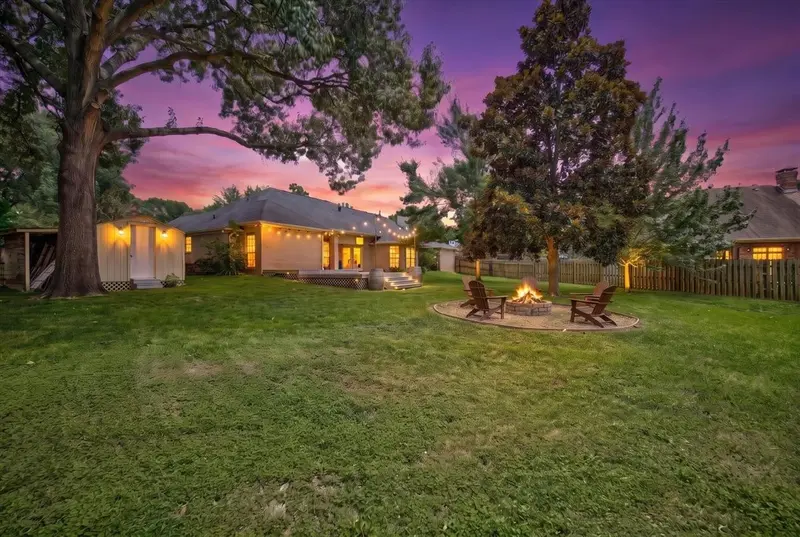 18400 Woodhollow Drive, Flint