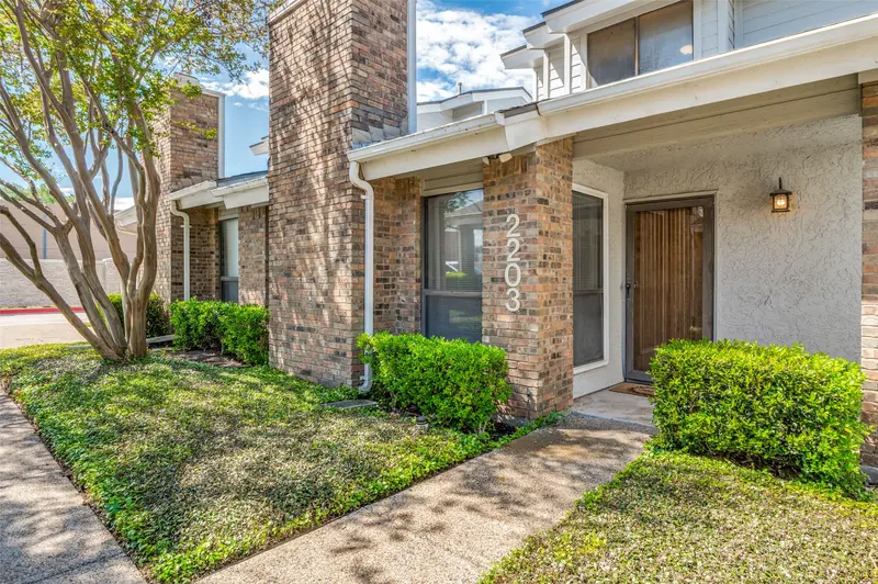 17490 Meandering Way, Dallas