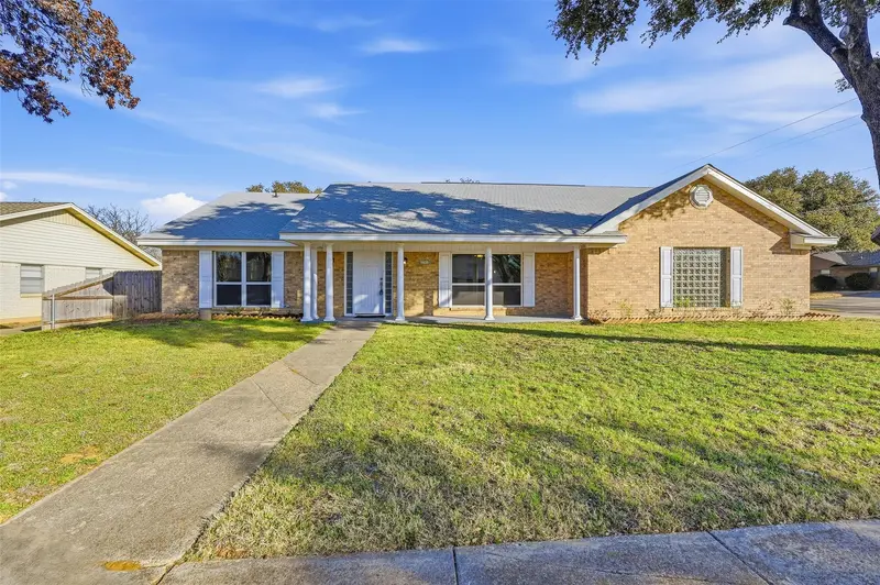 3301 Peachtree Lane, Pantego