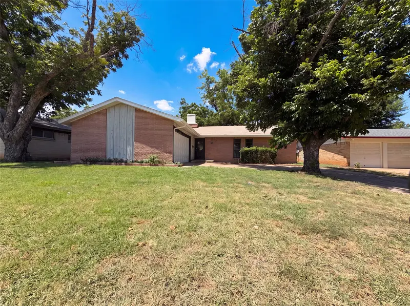 2111 Royal Oaks Drive, Irving