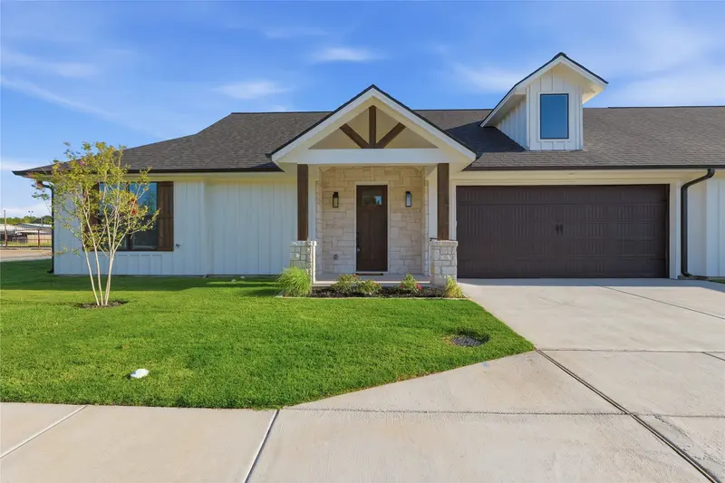 200 E Ewell Street, Granbury