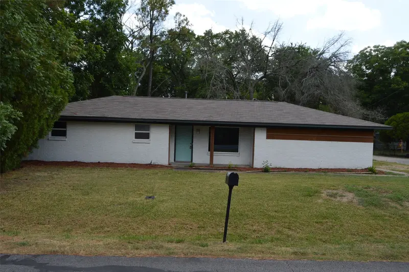 501 E 2nd Street, Quinlan