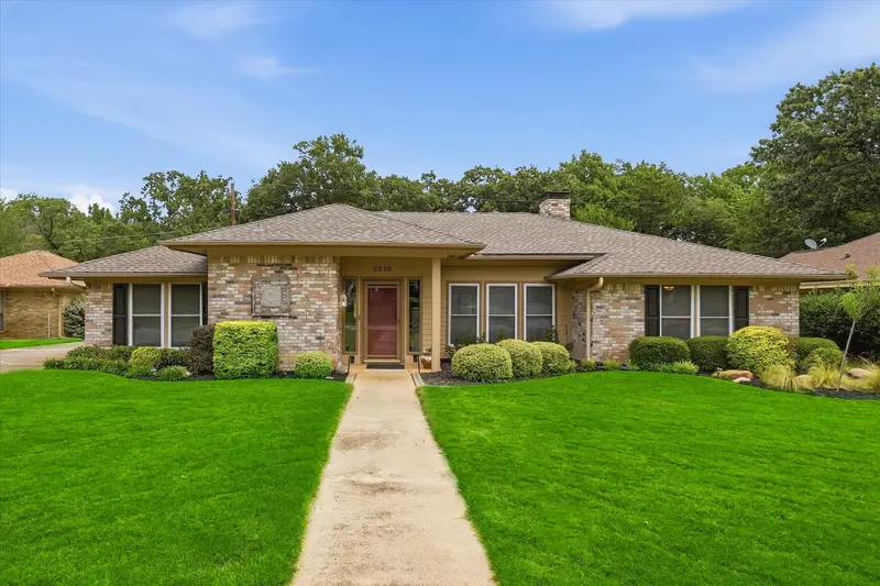 2816 N Creekwood Drive, Grapevine
