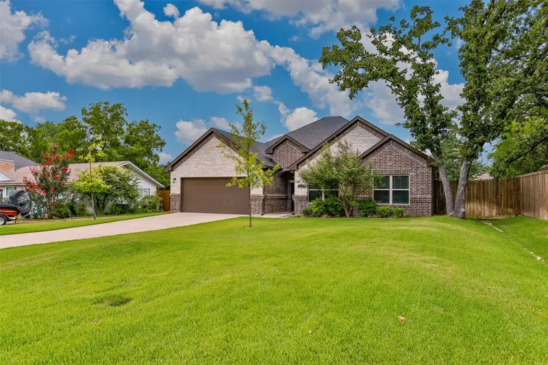 110 E Iriquois Drive, Lake Kiowa