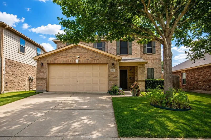 8928 Winding Valley Drive, Fort Worth