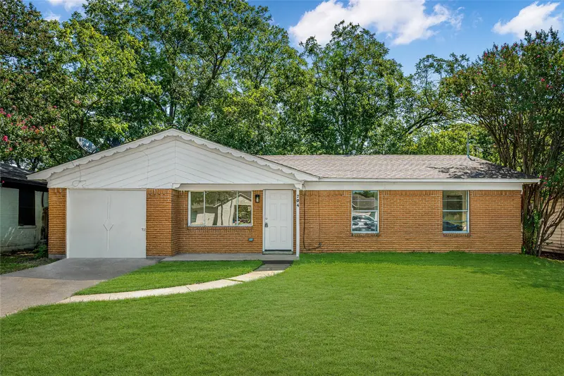 204 S Lillis Lane, Denison