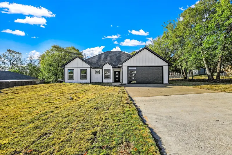 2708 Flora Lane, Denison