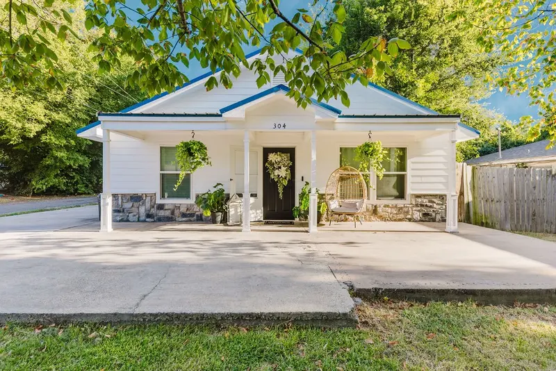 304 Jarbo Street, Sulphur Springs