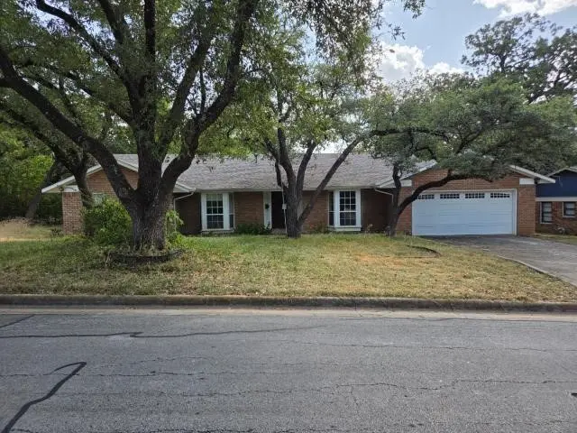 5728 Rockhill Road, Fort Worth