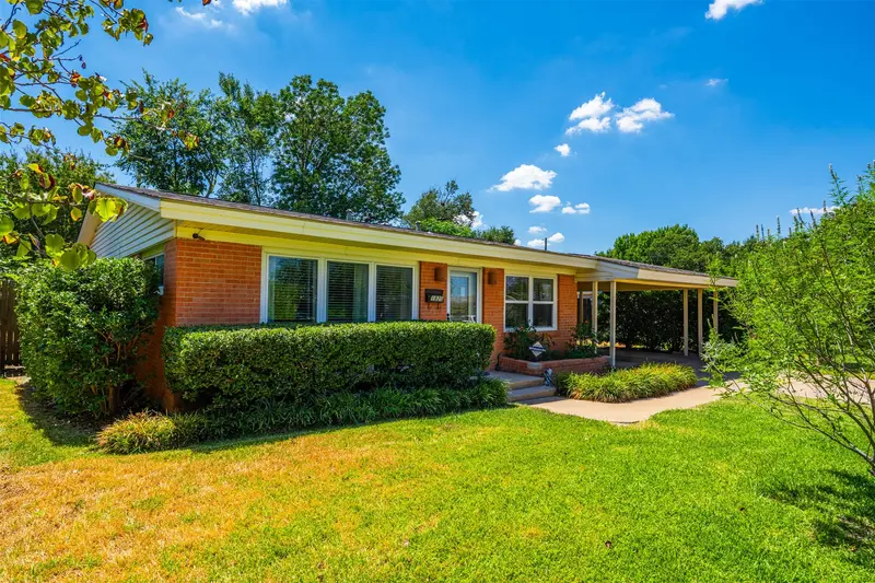 1820 Puritan Drive, Irving