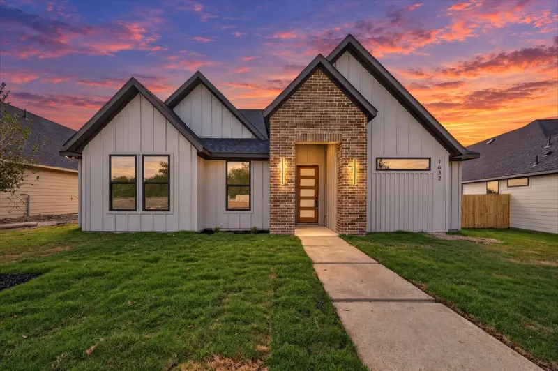 1632 W Wintergreen Road, Lancaster