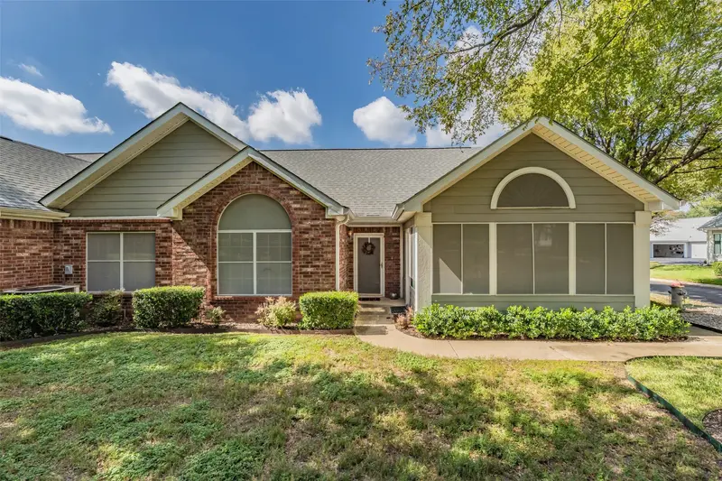 918 Bridges Drive, Arlington