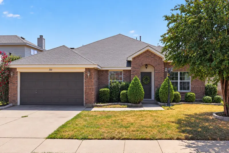 501 Roundrock Lane, Fort Worth
