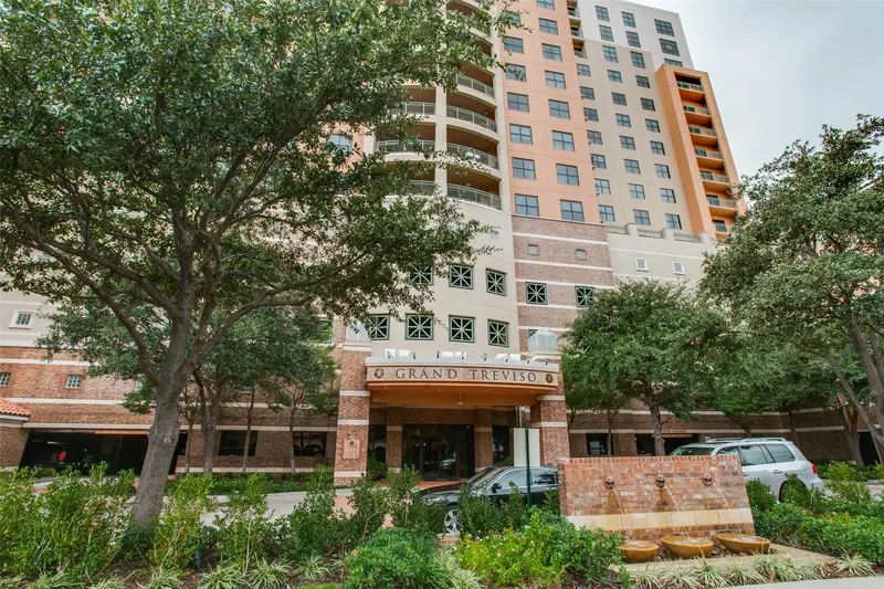 330 Las Colinas Boulevard E, Irving