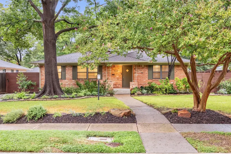 10215 Vinemont Street, Dallas