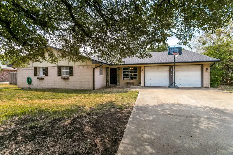 5474 Valley Drive, Fort Worth