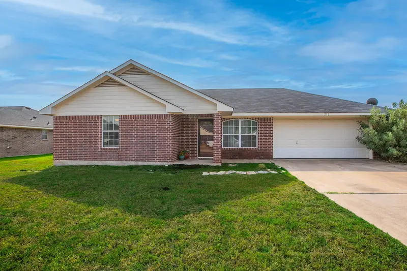 212 Broken Arrow Drive, Lacy Lakeview