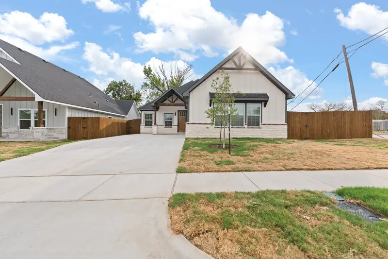 813 Tierney Road, Fort Worth