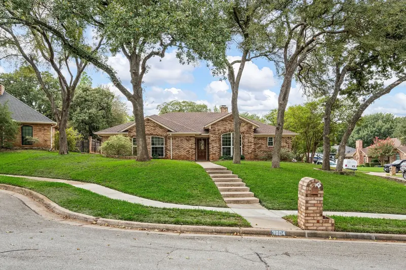 3804 Berkshire Court, Bedford