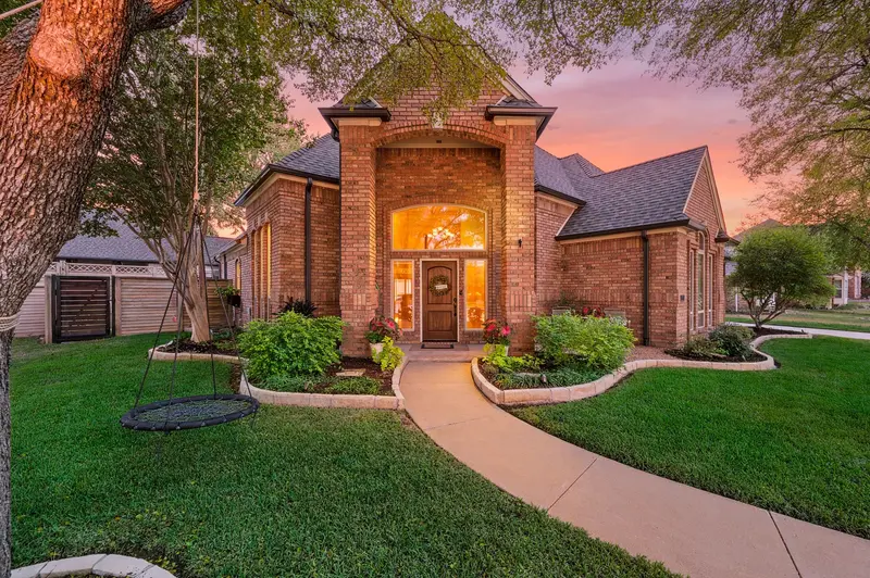 2736 Woodbridge Drive, Hurst