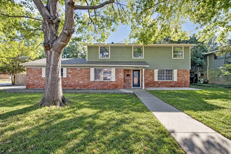 1002 Hickory Street, Irving