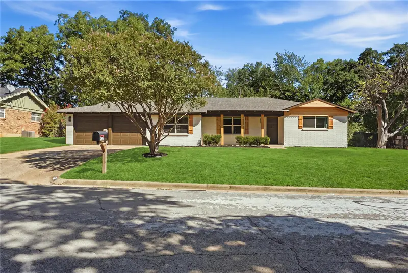 516 Caduceus Lane, Hurst