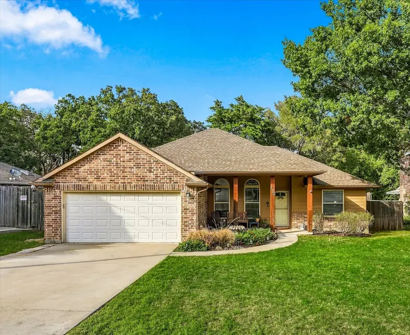 230 Oakwood Circle, Shady Shores