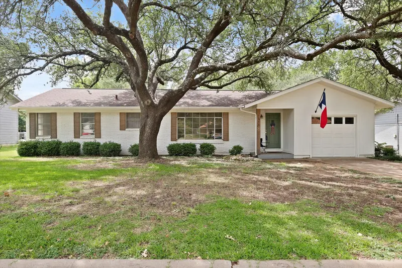 1211 Greenbriar Lane, Cleburne