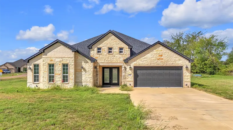 2002 Clay Street, Mabank
